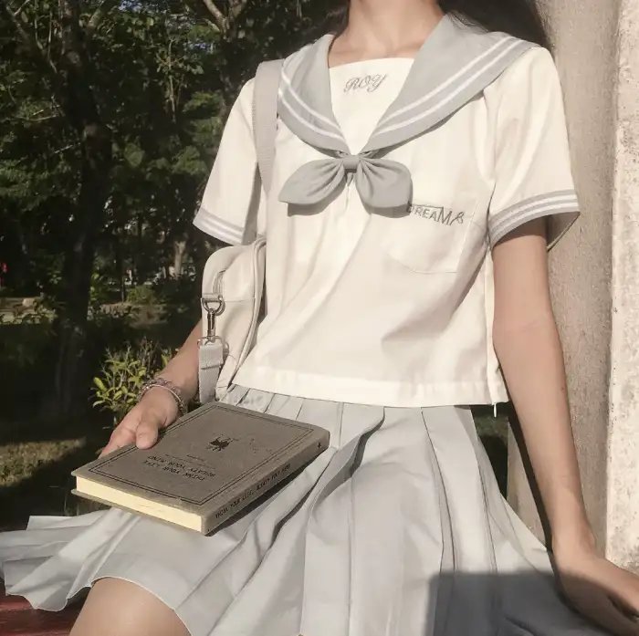 缠绕洞窟的野兽 海报